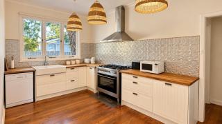 Barefoot Beach Cottage - 2