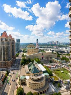 High-Rise 3BR Oasis - Free Parking - City Views - 0
