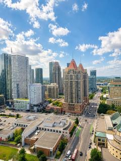 High-Rise 3BR Oasis - Free Parking - City Views - 8