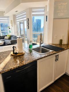 High-Rise 3BR Oasis - Free Parking - City Views - 3