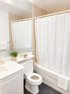 High-Rise 3BR Oasis - Free Parking - City Views - 1