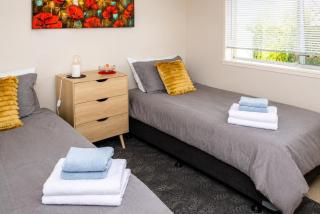Spacious 3BD family home with BBQ and verandah - 0