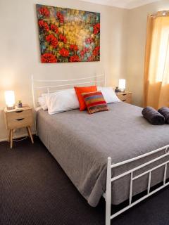 Spacious 3BD family home with BBQ and verandah - 8