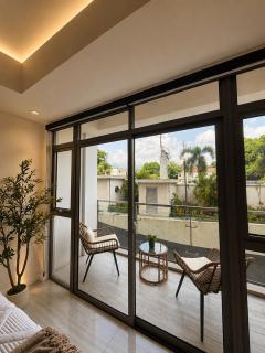 Palm Noir Modern Luxury Escape with a Resort Vibe - 6