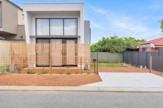 Pet Friendly Funky Coastal Loft Off street parking - 4