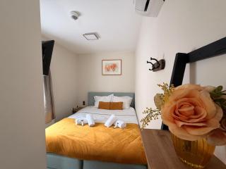Near hotspots stay, central room w shared kitchen - 0