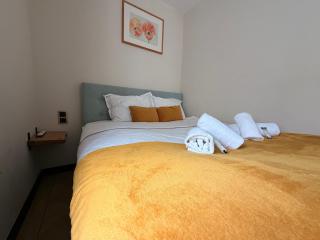 Near hotspots stay, central room w shared kitchen - 6