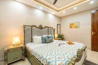 Homlee-Shanti 3BHK-Elevator-Parking-Central DEL - 1