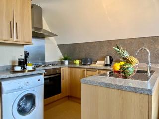 Stunning Apartment - 5 Minute Walk to the Best Beach! - Great Location - Parking - Fast WiFi - Smart TV - Newly decorated - Close to Bournemouth & Poole Town Centre & Sandbanks - 4