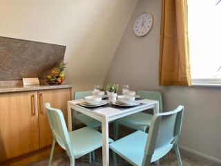 Stunning Apartment - 5 Minute Walk to the Best Beach! - Great Location - Parking - Fast WiFi - Smart TV - Newly decorated - Close to Bournemouth & Poole Town Centre & Sandbanks - 5