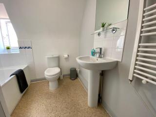 Stunning Apartment - 5 Minute Walk to the Best Beach! - Great Location - Parking - Fast WiFi - Smart TV - Newly decorated - Close to Bournemouth & Poole Town Centre & Sandbanks - 3