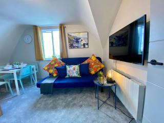 Stunning Apartment - 5 Minute Walk to the Best Beach! - Great Location - Parking - Fast WiFi - Smart TV - Newly decorated - Close to Bournemouth & Poole Town Centre & Sandbanks - 6