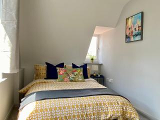 Stunning Apartment - 5 Minute Walk to the Best Beach! - Great Location - Parking - Fast WiFi - Smart TV - Newly decorated - Close to Bournemouth & Poole Town Centre & Sandbanks - 8