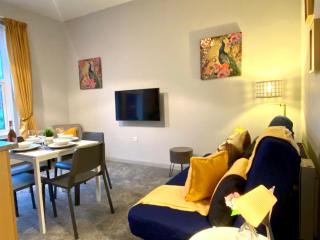 Funky Stylish Apartment! - 5 Minute Walk to the Best Beach! - Great Location - Parking - Fast WiFi - Smart TV - Newly decorated - sleeps up to 4! Close to Bournemouth & Poole Town Centre & Sandbanks - 6