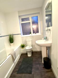 Funky Stylish Apartment! - 5 Minute Walk to the Best Beach! - Great Location - Parking - Fast WiFi - Smart TV - Newly decorated - sleeps up to 4! Close to Bournemouth & Poole Town Centre & Sandbanks - 8