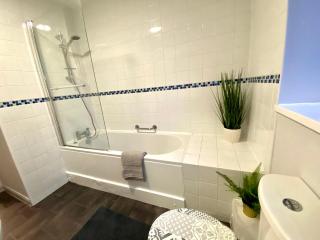 Funky Stylish Apartment! - 5 Minute Walk to the Best Beach! - Great Location - Parking - Fast WiFi - Smart TV - Newly decorated - sleeps up to 4! Close to Bournemouth & Poole Town Centre & Sandbanks - 4