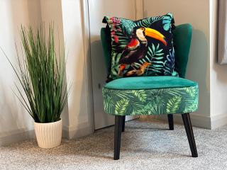 Funky Stylish Apartment! - 5 Minute Walk to the Best Beach! - Great Location - Parking - Fast WiFi - Smart TV - Newly decorated - sleeps up to 4! Close to Bournemouth & Poole Town Centre & Sandbanks - 2
