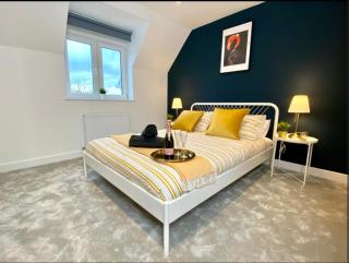 NEW Beautiful Large 3 bedroom House - 5 Minutes to the nearest Beach! - Great Location - Garden - Parking - Fast WiFi - Smart TV - Newly decorated - sleeps up to 7! Close to Poole & Bournemouth & Sandbanks - 8