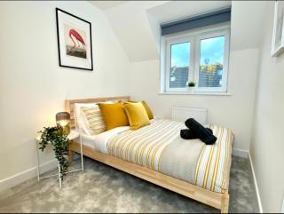NEW Beautiful Large 3 bedroom House - 5 Minutes to the nearest Beach! - Great Location - Garden - Parking - Fast WiFi - Smart TV - Newly decorated - sleeps up to 7! Close to Poole & Bournemouth & Sandbanks - 6
