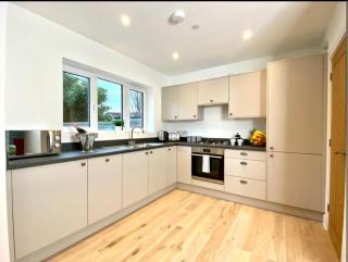 NEW Beautiful Large 3 bedroom House - 5 Minutes to the nearest Beach! - Great Location - Garden - Parking - Fast WiFi - Smart TV - Newly decorated - sleeps up to 7! Close to Poole & Bournemouth & Sandbanks - 4