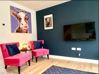 NEW Beautiful Large 3 bedroom House - 5 Minutes to the nearest Beach! - Great Location - Garden - Parking - Fast WiFi - Smart TV - Newly decorated - sleeps up to 7! Close to Poole & Bournemouth & Sandbanks - 3