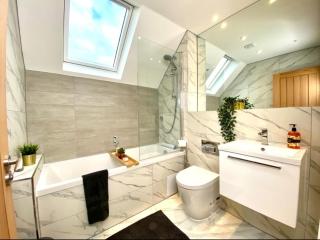 NEW Beautiful Large 3 bedroom House - 5 Minutes to the nearest Beach! - Great Location - Garden - Parking - Fast WiFi - Smart TV - Newly decorated - sleeps up to 7! Close to Poole & Bournemouth & Sandbanks - 5