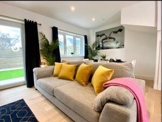 NEW Beautiful Large 3 bedroom House - 5 Minutes to the nearest Beach! - Great Location - Garden - Parking - Fast WiFi - Smart TV - Newly decorated - sleeps up to 7! Close to Poole & Bournemouth & Sandbanks - 2