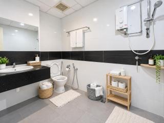 High Floor Partial Seaview 2BR Suite Near Gurney Mansion One 26 - 2