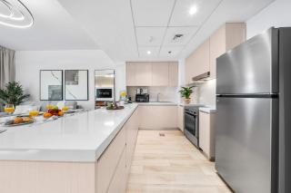 Modern and Spacious 4BR Retreat at Water's Edge Yas Island - 9