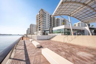 Modern and Spacious 4BR Retreat at Water's Edge Yas Island - 1