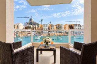 BnBNova - 2BR with Balcony & Sea Views in Spinola Bay - 0
