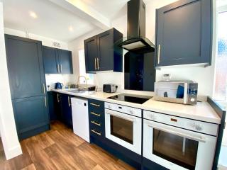 Spacious 3 Bedroom House - 5 Minutes to the nearest Beach! - Great Location - Garden - Parking - Fast WiFi - Smart TV - Newly decorated - sleeps up to 7! Close to Poole & Bournemouth & Sandbanks - 7