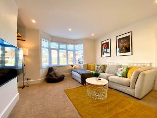 Spacious 3 Bedroom House - 5 Minutes to the nearest Beach! - Great Location - Garden - Parking - Fast WiFi - Smart TV - Newly decorated - sleeps up to 7! Close to Poole & Bournemouth & Sandbanks - 8