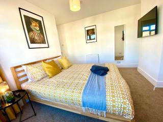 Spacious 3 Bedroom House - 5 Minutes to the nearest Beach! - Great Location - Garden - Parking - Fast WiFi - Smart TV - Newly decorated - sleeps up to 7! Close to Poole & Bournemouth & Sandbanks - 9