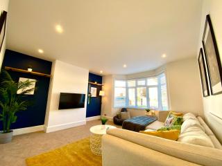 Spacious 3 Bedroom House - 5 Minutes to the nearest Beach! - Great Location - Garden - Parking - Fast WiFi - Smart TV - Newly decorated - sleeps up to 7! Close to Poole & Bournemouth & Sandbanks - 3