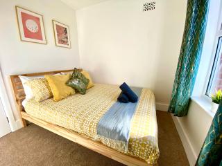 Spacious 3 Bedroom House - 5 Minutes to the nearest Beach! - Great Location - Garden - Parking - Fast WiFi - Smart TV - Newly decorated - sleeps up to 7! Close to Poole & Bournemouth & Sandbanks - 5