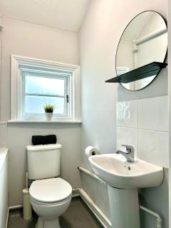 Massive 4 bedroom Duplex Apartment - Sleeps up to 10 People - Free Parking - 5 Minutes to the Best Beach! - Great Location - Fast WiFi - Smart TV - Newly decorated - sleeps up to 10! Close to Bournemouth & Poole Town Centre & Sandbanks - 4