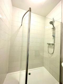 Massive 4 bedroom Duplex Apartment - Sleeps up to 10 People - Free Parking - 5 Minutes to the Best Beach! - Great Location - Fast WiFi - Smart TV - Newly decorated - sleeps up to 10! Close to Bournemouth & Poole Town Centre & Sandbanks - 7