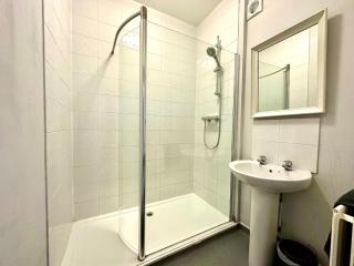 Massive 4 bedroom Duplex Apartment - Sleeps up to 10 People - Free Parking - 5 Minutes to the Best Beach! - Great Location - Fast WiFi - Smart TV - Newly decorated - sleeps up to 10! Close to Bournemouth & Poole Town Centre & Sandbanks - 1