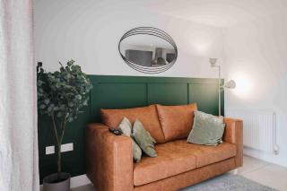 Stylish 4 Bedroom House With 2 Bathrooms - 4