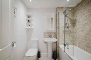 Stylish 4 Bedroom House With 2 Bathrooms - 2