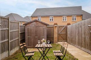 Stylish 4 Bedroom House With 2 Bathrooms - 1