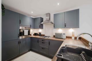 Stylish 4 Bedroom House With 2 Bathrooms - 6