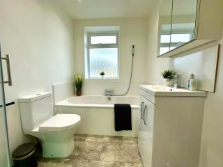 Large New 4 bedroom House Sleeps up to 12 - Accepts Groups - Great Location - FREE Parking - Fast WiFi - Smart TVs - sleeps up to 12 people - Close to Bournemouth & Poole Town Centre & Sandbanks - 2