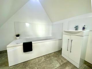Large New 4 bedroom House Sleeps up to 12 - Accepts Groups - Great Location - FREE Parking - Fast WiFi - Smart TVs - sleeps up to 12 people - Close to Bournemouth & Poole Town Centre & Sandbanks - 4