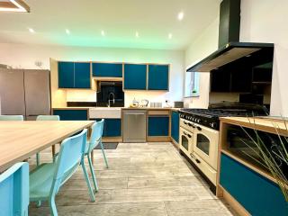 Large New 4 bedroom House Sleeps up to 12 - Accepts Groups - Great Location - FREE Parking - Fast WiFi - Smart TVs - sleeps up to 12 people - Close to Bournemouth & Poole Town Centre & Sandbanks - 6