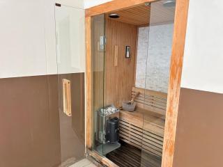 BE Residences 915 with Pool, Gym, and Sauna - 2