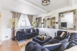 Charming 2BDR Bungalow near Heathrow and London - 0