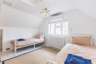 Charming 2BDR Bungalow near Heathrow and London - 6