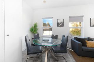 West Ealing Serviced Apts- 2 Bedroom 2 Bath Parking Near Station with Off Street Parking By 360Stays - 7